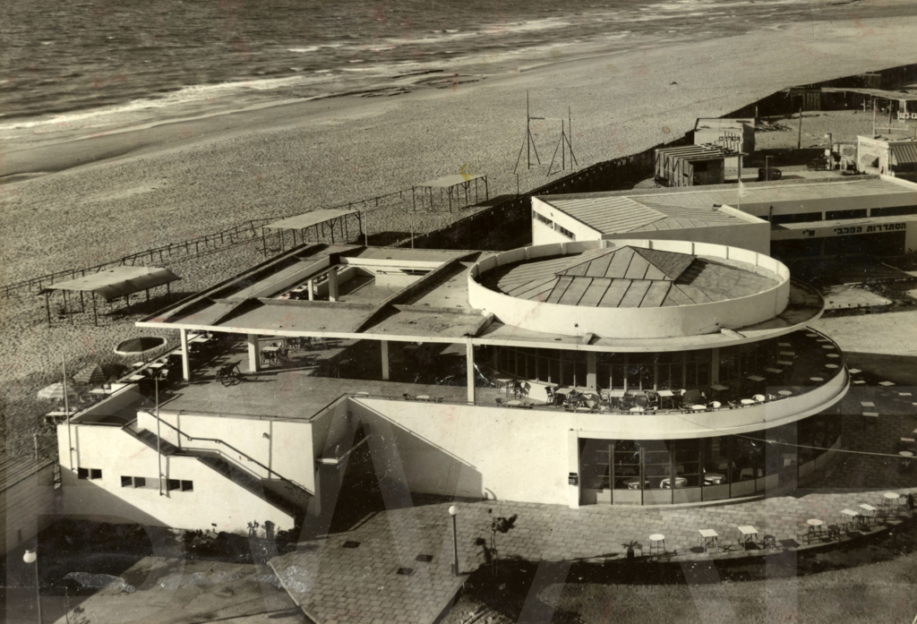 Elsa Gidoni, café-restaurant at the Levant Fair, Tel Aviv, 1934. © Library of Congress