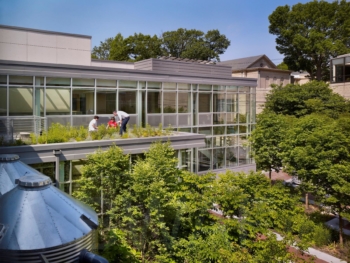 Accessible green roof, Germantown Friends School Science Center, Philadelphia, 2009. © Halkin Photography / Barry Halkin / SMP Architects
